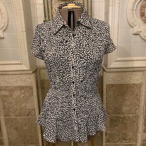 East 5th. Size 1X. Micro Pleated. Short Sleeve Button Up Ruffled Blouse. B68.